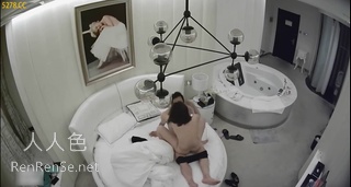 酒店偷拍中年男vs美女小三开房,美女正准备洗澡就被男的抱到床上先操一次,洗完后继续干!