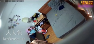 家庭网络摄像头偷窥偷拍大白天夫妻趁著儿子上学在他的单人床上过性生活