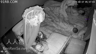 十月新破解两户有小孩的家庭摄像头夫妻把小孩哄睡后激情做爱啪啪